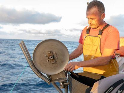 Un marinero europeo prepara la red de pesca, en aguas de marruecos.