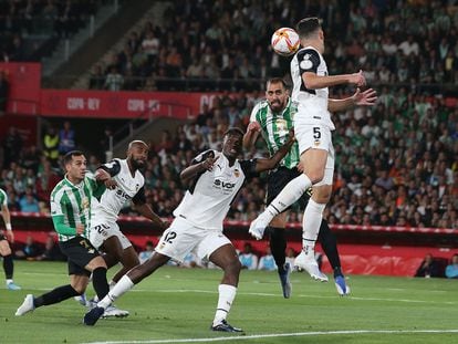 Borja Iglesias marca el gol del Betis, este sábado.