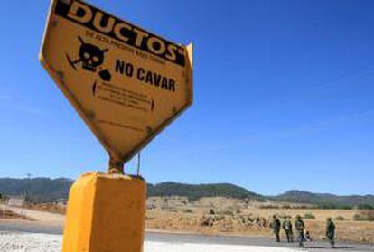 Militares montan guardia en una carretera que da acceso a una refinería de Pemex en México.  EFE/Archivo