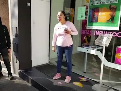 Una comerciante embarazada se enfrenta a los piquetes de los CDR en Barcelona.