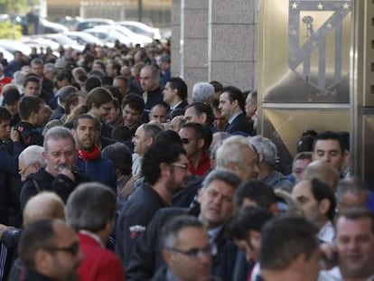 Aficionados hacen cola en el Vicente Calder&oacute;n.