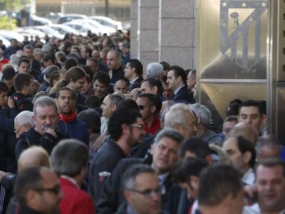 Aficionados hacen cola en el Vicente Calderón.