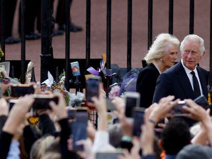 El rey Carlos y la reina Camila llegan a Buckingham Palace.