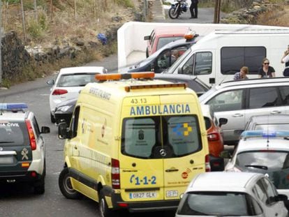 Agentes de la Guardia Civil y ambulancias, en la casa de La Orotava, al norte de Tenerife.