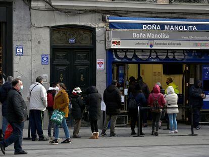 Decenas de personas esperan su turno en la administración de Loterías de Doña Manolita.