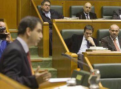 A la izquierda, Leopoldo Barreda (PP), durante su intervención. Al fondo, los parlamentarios socialistas.