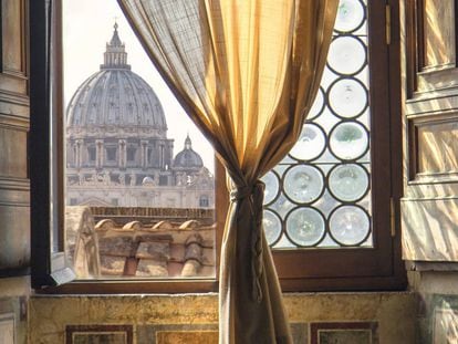La cúpula de la basílica de San Pedro, en Roma, vista desde el Castel Sant'Angelo.