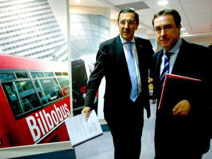 A la izquierda, el diputado general de Bizkaia, José Luis Bilbao, en Bilbao, junto al viceconsejero de Transportes, Antonio Aiz