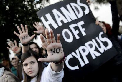 Centenares de personas se manifestan contra el rescate en Nicosia