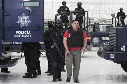 Policías federales escoltan a José de Jesús Mendez Vargas, conocido como 'El Chango', cabeza del cartel de 'La Familia'.