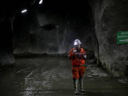 Un trabajador de la mina de cobre El Teniente, de la empresa pública Codelco en Rancagua (Chile).