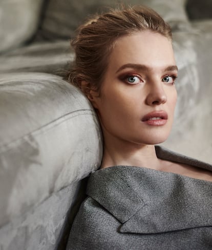 La supermodelo lleva chaqueta de Isabel Marant y maquillaje de Guerlain: fondo de maquillaje Terracotta Le Teint (1.5N) y Terracotta (3 Medium Gold), aceite acuoso de juventud avanzado Abeille Royale, bálsamo KissKiss Bee Glow 258, lápiz de cejas Le Crayon Sourcils (01 y 02), lápiz de ojos Le Crayon Yeux marrón, máscara Noir G negra, sombra Ombres G 910 Undressed Brown y barra de labios Rouge G 11 Satin.