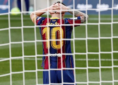 Messi se lamenta tras una ocasión de gol malbaratada por el Barça.