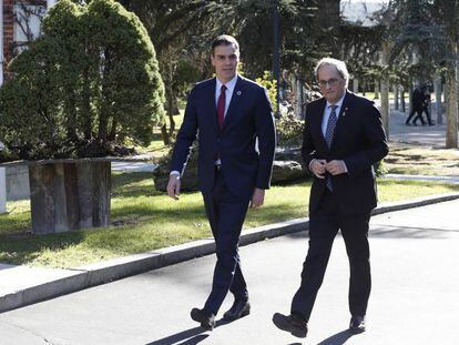 El presidente del Gobierno, Pedro Sánchez, caminando junto al presidente de la Generalitat, Quim Torra, en el Palacio de la Moncloa.