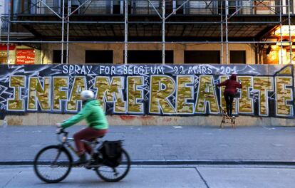 Un grafiti en Bruselas en homenaje a las v&iacute;ctimas de la matanza.