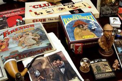 Algunos de los objetos de la colección de Joan Proubasta, sobre Sherlock Holmes.