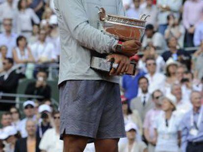 Rafael Nadal sostiene su noveno trofeo de Roland Garros