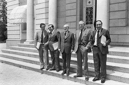 José María Benegas, Jesús Viana, Juan Ajuriaguerra, Ramón Rubial i Juan María Bandrés, membres de la delegació del Consell General, posant a les escales del palau de la Moncloa, després d'entrevistar-se amb l'aleshores president del Govern espanyol, Adolfo Suárez, el juny del 1978.