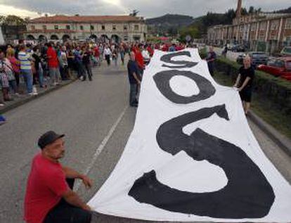 Los trabajadores de Sniace, acompañados por familiares y vecinos, se manifiestan por las calles de Torrelavega (Cantabria) para exigir un cambio de postura a la empresa que está despidiendo a toda la plantilla, unos 500 trabajadores.
