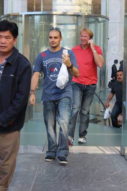 Clientes salen con su nuevo iPhone 5, de la icónica tienda de Apple en la Quinta Avenida de Nueva York (EEUU).