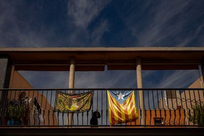 Una imagen de un balcón con banderas independentistas en Sant Joan de Vilatorrada. / KIKE RINCÓN
