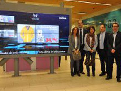 Cristina Mart&iacute;n, Alberto Mingo, Sandra Cerqueira, Enrique Uviedo y Luis Nieto, los cinco fundadores de Bidiscount, junto a una pantalla inteligente en el intercambiador de Moncloa, en Madrid.
