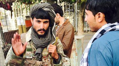 Un talibán habla con vecinos de Kunduz, el 29 de septiembre de 2015.