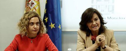 La ministra de Política Territorial, Meritxell Batet (i) y la vicepresidenta del Gobierno, Carmen Calvo(d), durante la reunión este martes en Moncloa.