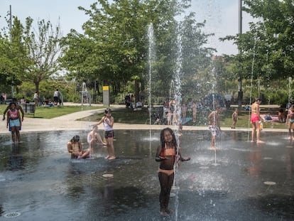 Niños bañándose en los chorros de Madrid Río, este miércoles.