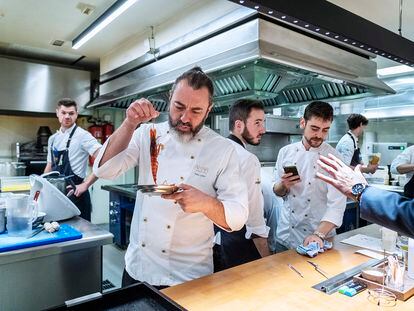 Zafra y su equipo, en la cocina del restaurante.