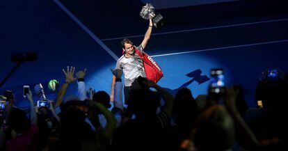 Federer exhibe su trofeo al p&uacute;blico de Melbourne.