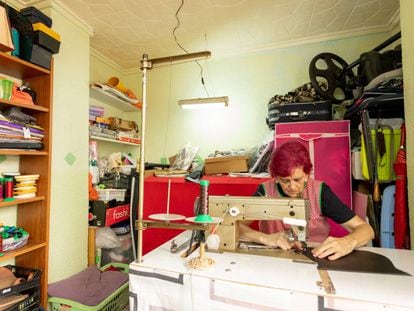 Antonia Rico, en el taller que ha instalado en su casa en Elche.