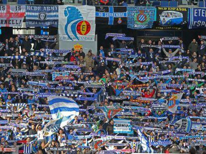 L'afició de l'Espanyol, en un partit a Cornellà-el Prat