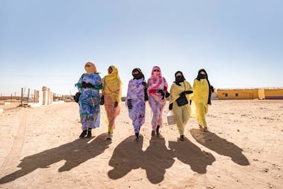 Al salir de clase, un grupo de estudiantes de la academia de formación profesional para mujeres Afad, pasea por la wilaya.