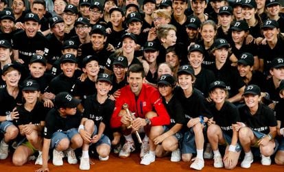 Djokovic posa junto a los recogepelotas del Mutua Madrid Open.