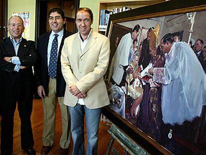 El pintor Luis Azón (derecha), autor del cuadro que regalan los nobles asturianos a los novios.