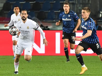 Isco y Maehle, en una acción del partido.