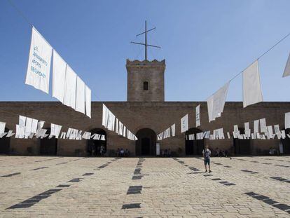 Banderolas contra las armas y a favor de la paz en el castillo de Montjuïc.