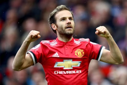 Juan Mata jugando con el Manchester United en Manchester en 2017.