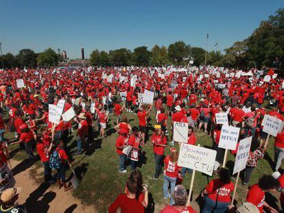 Concentraci&oacute;n de profesores en Chicago durante la semana de huelga convocada por los sindicatos.