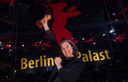 Carla Simón, con su Oso de oro el pasado 16 de febrero, en la puerta del palacio de la Berlinale.