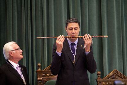 Xavier García Albiol tras recibir el bastón de mando en la constitución del Pleno del Ayuntamiento de Badalona.