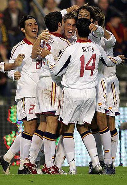 Los jugadores se abrazan en torno a Torres tras uno de los  goles.