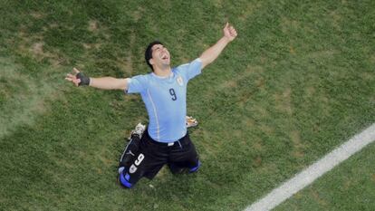 Luis Su&aacute;rez celebra el gol de la victoria.