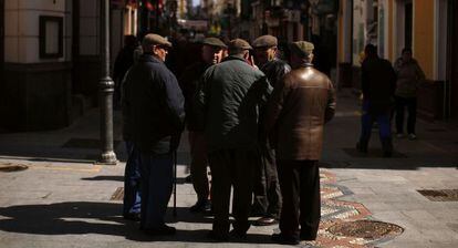 Pensionistas chralando en la calle en Ronda, Malaga
