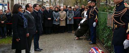 Hidalgo, Hollande y Valls observan un minuto de silencio ante la placa que recuerda el asesinato del polic&iacute;a en la matanza de enero de 2015 en Par&iacute;s.