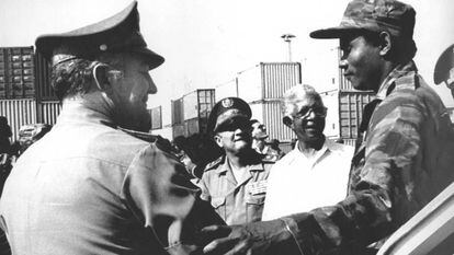 El general cubano Arnaldo Ochoa (izquierda) saluda a los soldados que vuelven de la guerra de Angola.