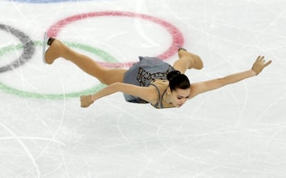 Sotnikova salta durante su presentación.