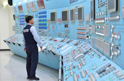 Un operario de la central nuclear de Wolsong (Gyeongju, Corea del Sur) participa en un ejercicio de protección contra ciberataques. La empresa propietaria sufrió uno, atribuido a Corea del Norte, en 2014.