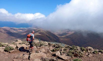 Un excursionista en el pico de la Zarza, el más alto de Fuerteventura.